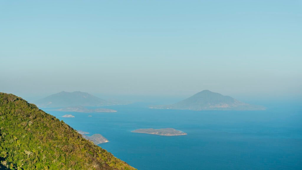 El Espíritu de la Montaña in El Salvador. While Standing on the volcano in El Salvador look out into the ocean, see several islands that belong to both Honduras and Nicaragua