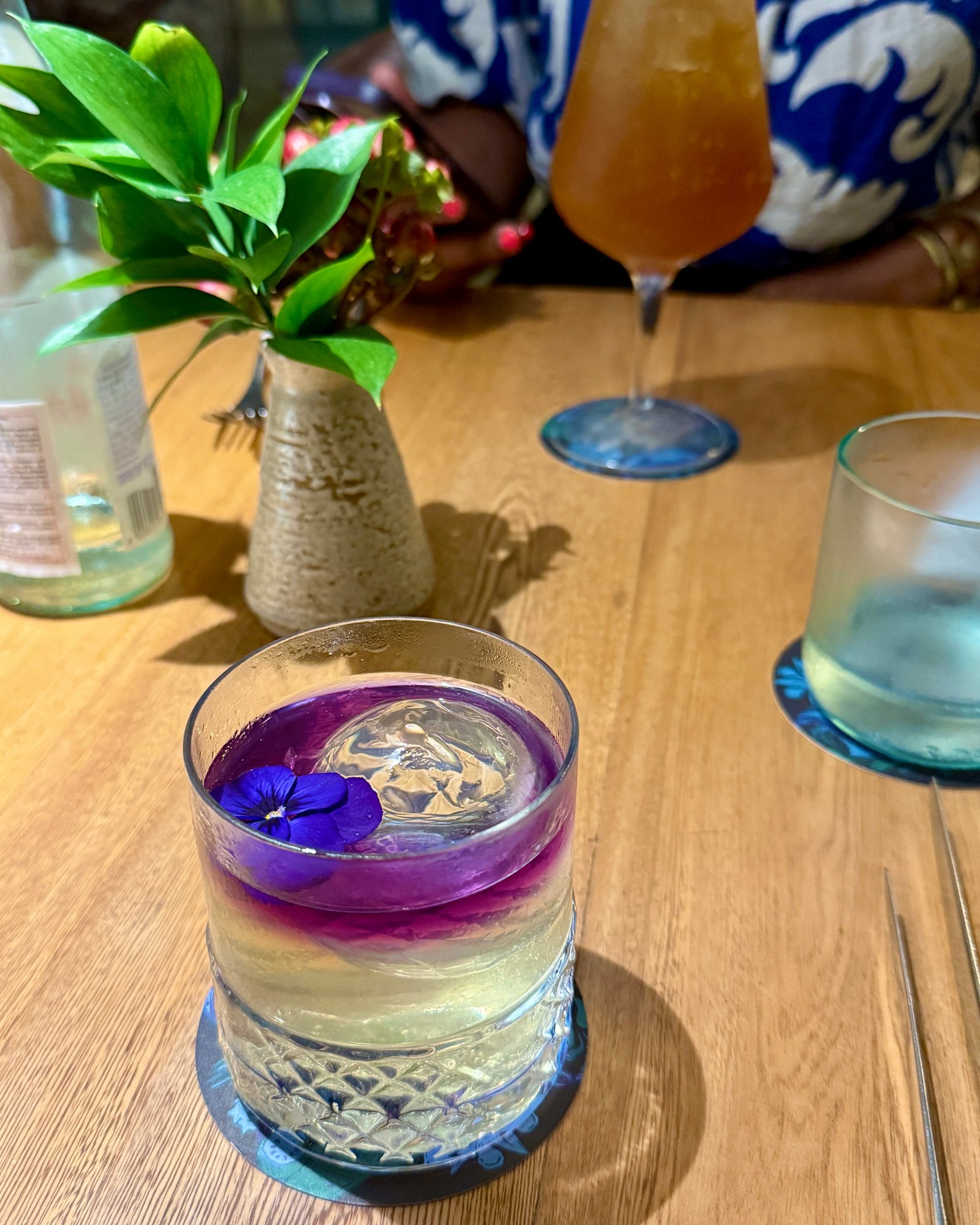 tequila Altos Plata, white wine, Licor 43, sour guava & sweet pepper
syrup, butterfly pea tincture